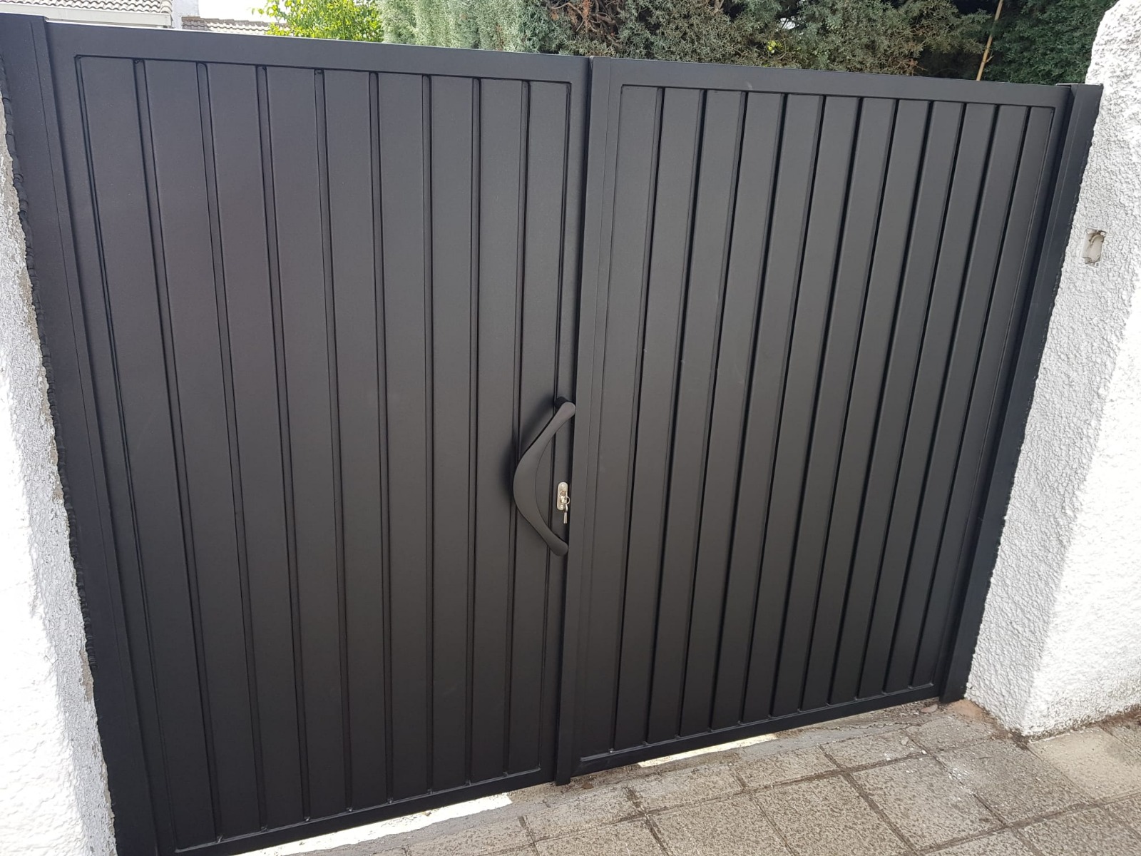 Puerta batiente metálica